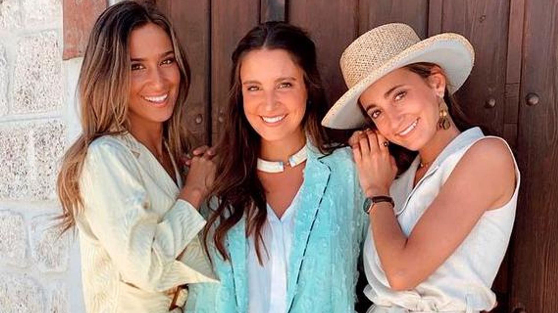 María y Lucía Pombo disfrutan de su momento ¡HOLA! y de la primera prueba de su vestido de novia