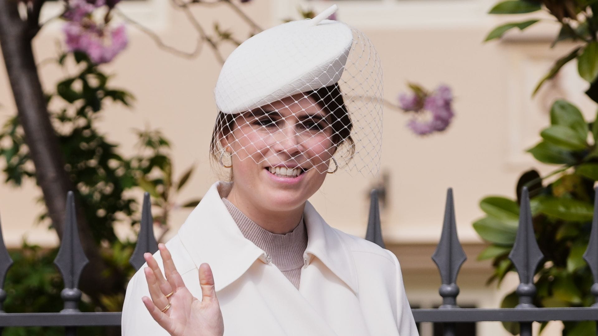 Eugenia y Beatriz de York en la misa de Pascua: dos estilos con tocados y zapatos coordinados