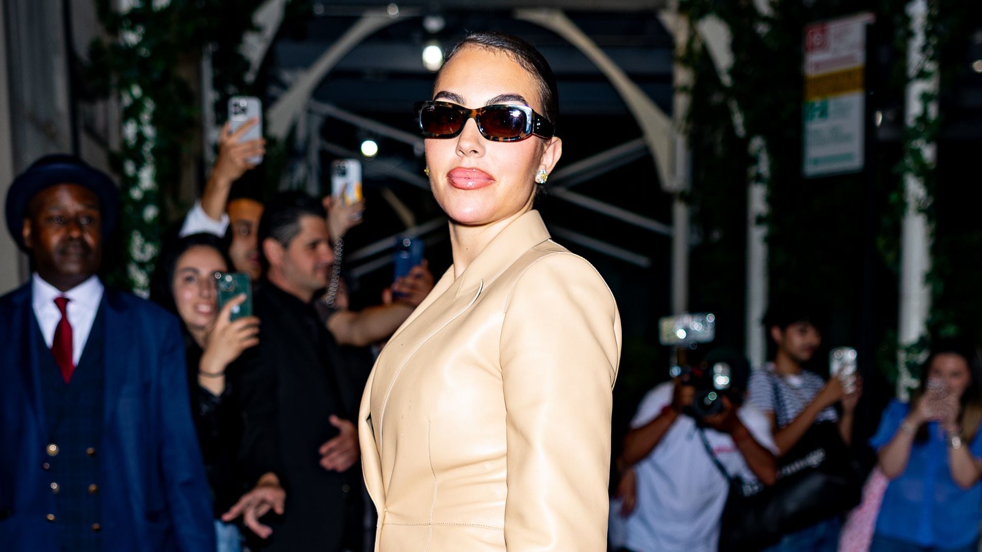  ¡Sorpresa! Georgina aterriza en Nueva York, ¿se confirma que debutará en la MET Gala?