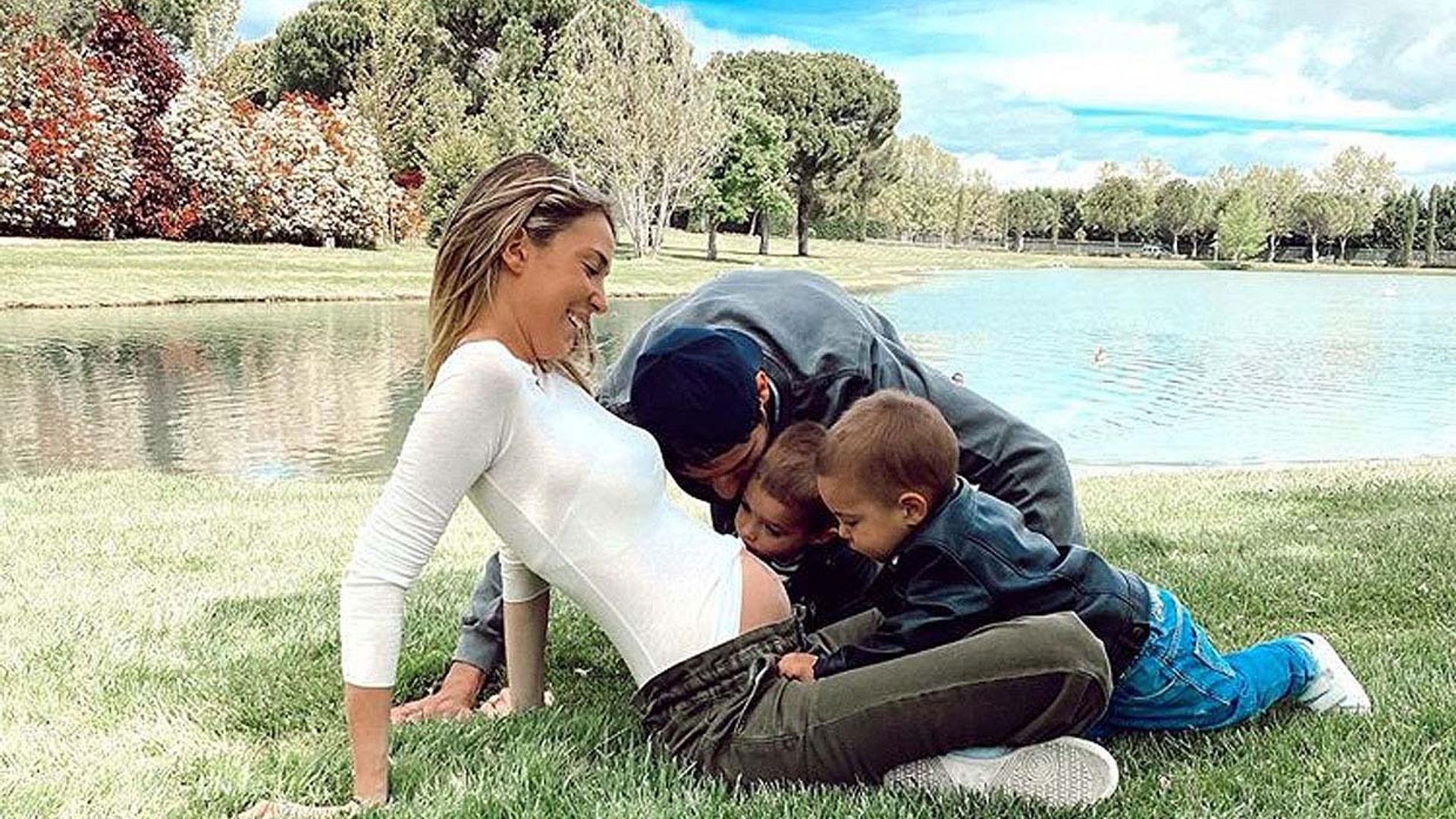 ¡Qué tierno! Los niños de Alice Campello y Álvaro Morata miman al bebé que viene en camino