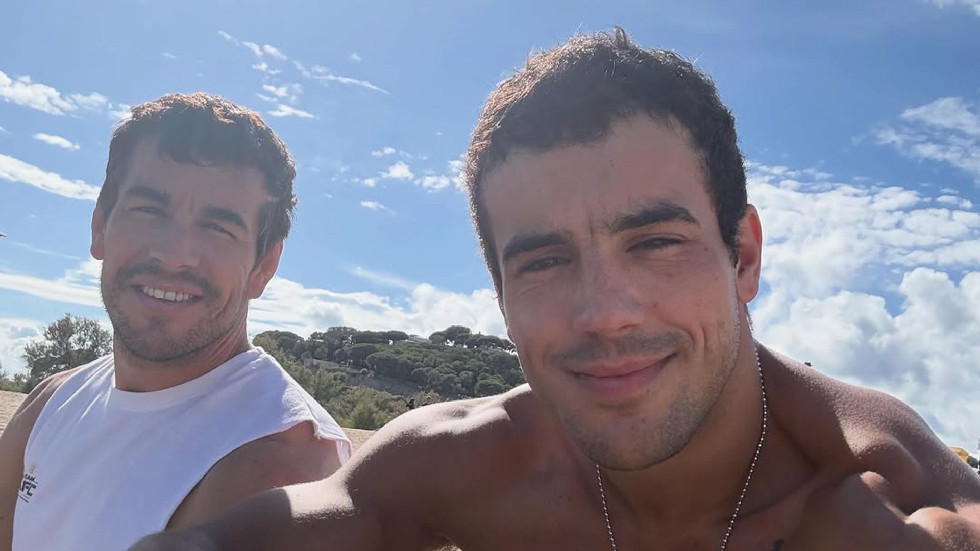El emocionante fin de rodaje de la nueva película de Mario Casas y su hermano Óscar que ha terminado entre lágrimas