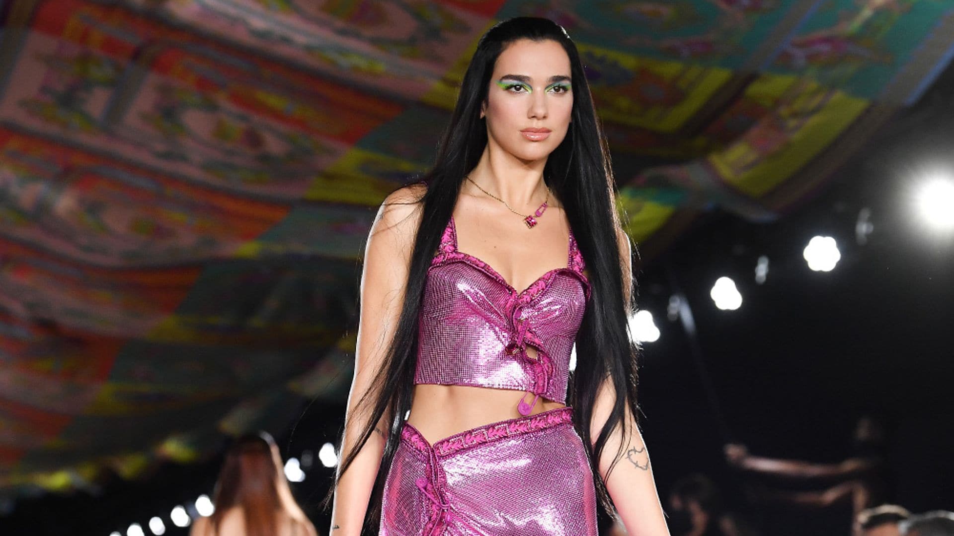 Dua Lipa se atreve con el color de pelo más romántico y sorprende con un radical cambio de look