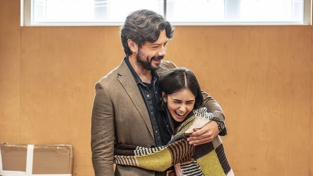 Álvaro Morte y Lily Collins en los ensayos de la obra de teatro 'Barcelona' en el West End londinense