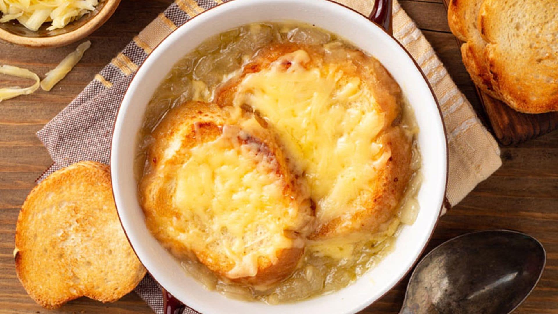 Sopa de cebolla y queso gratinada