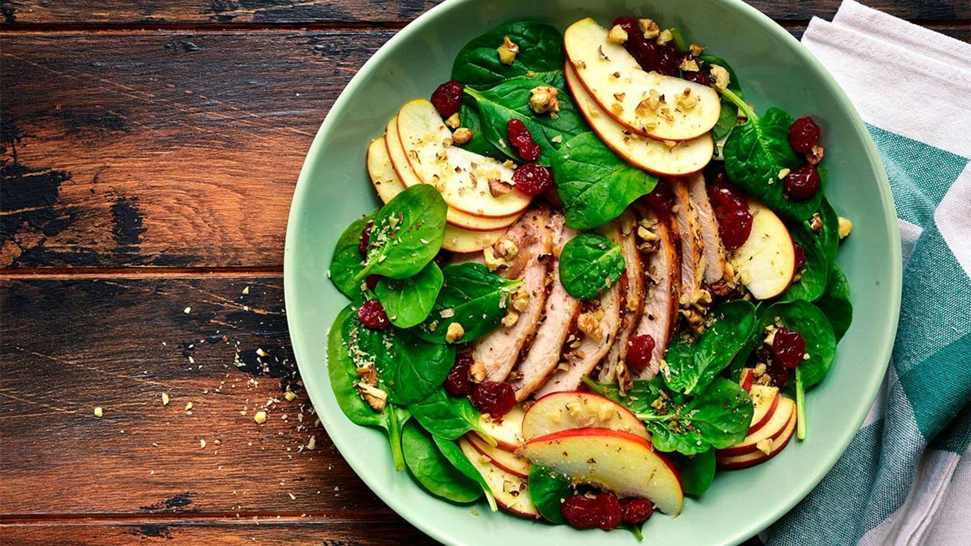 Ensalada de espinacas 'baby' con pollo y manzana