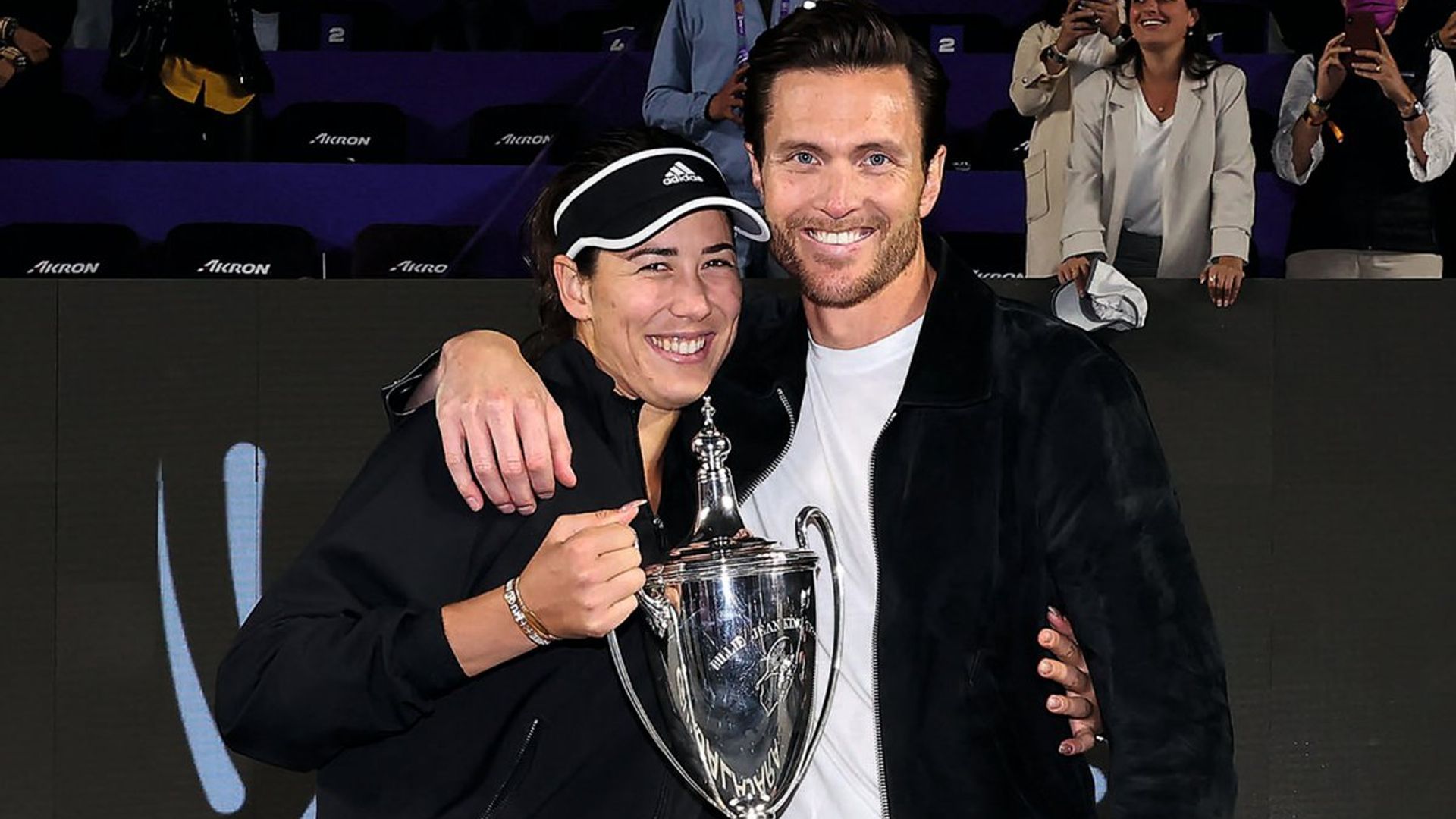 Garbiñe Muguruza, la maestra del tenis mundial, posa por primera vez con su novio, Arthur Borges
