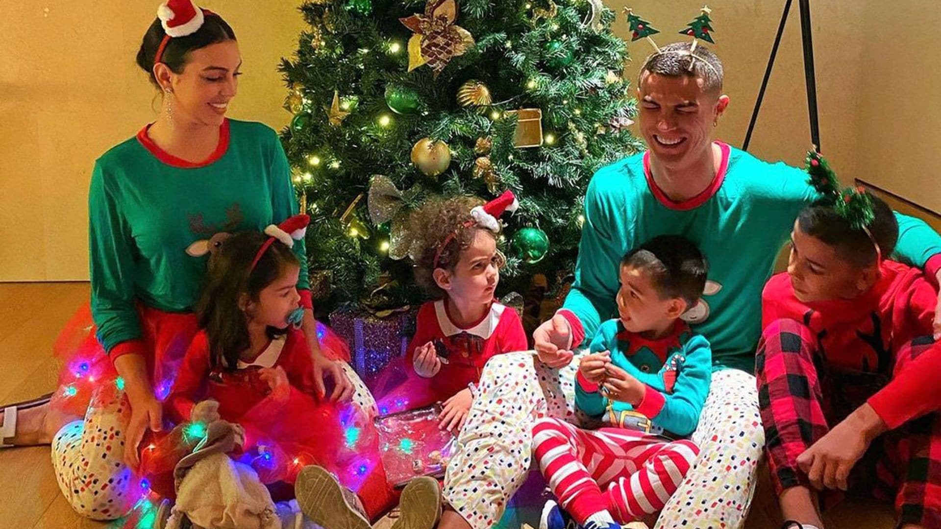 ¡Ya está aquí la Navidad! Georgina y sus niños ponen el árbol tras disfrutar de una increíble velada sobre hielo