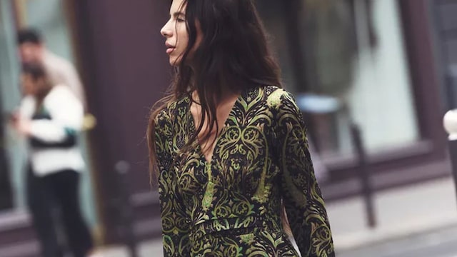 vestido estampado verde oliva y botas de ante