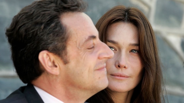 Primer plano de Nicholas Sarkozy con su mujer Carla Bruni