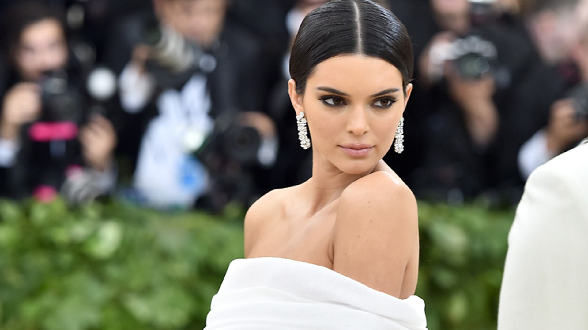 Kendall Jenner convierte el escote 'tulle wrap' en la gran tendencia nupcial