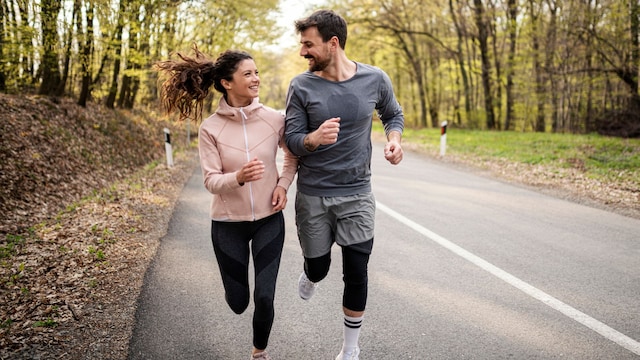 Chico y chica corriendo