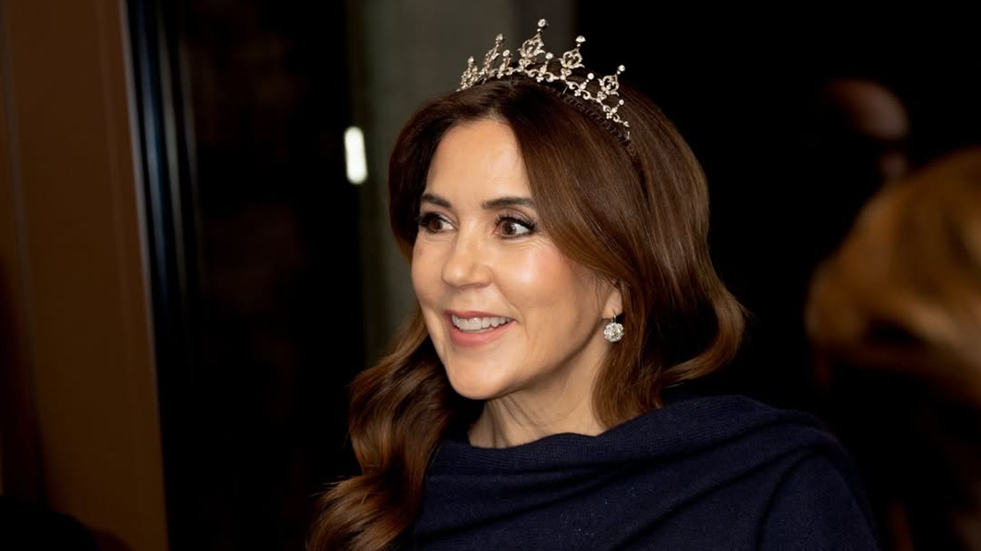 La maleta de Mary de Dinamarca en el Báltico: un accesorio clave, tiaras con historia y su fascinación por el azul