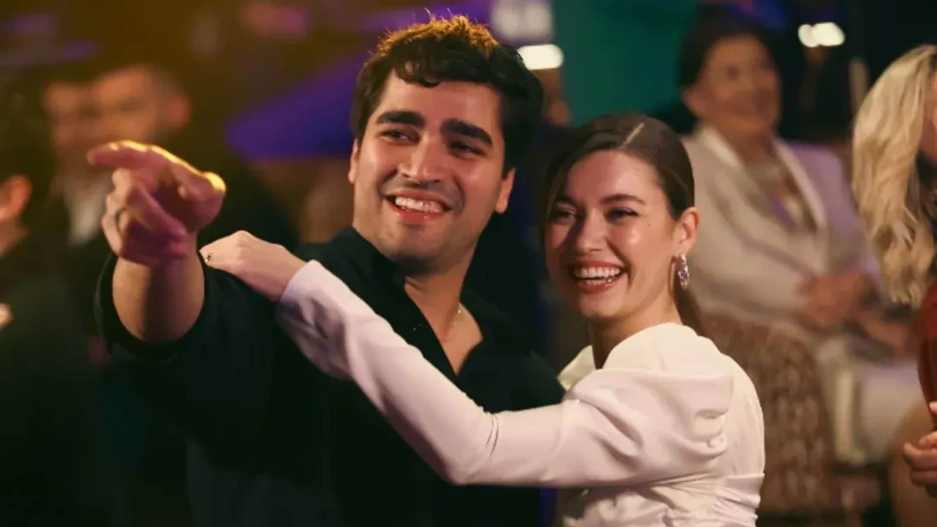 Mert y Afra volverán a trabajar juntos en una película, según el periodista turco, Onur Akay