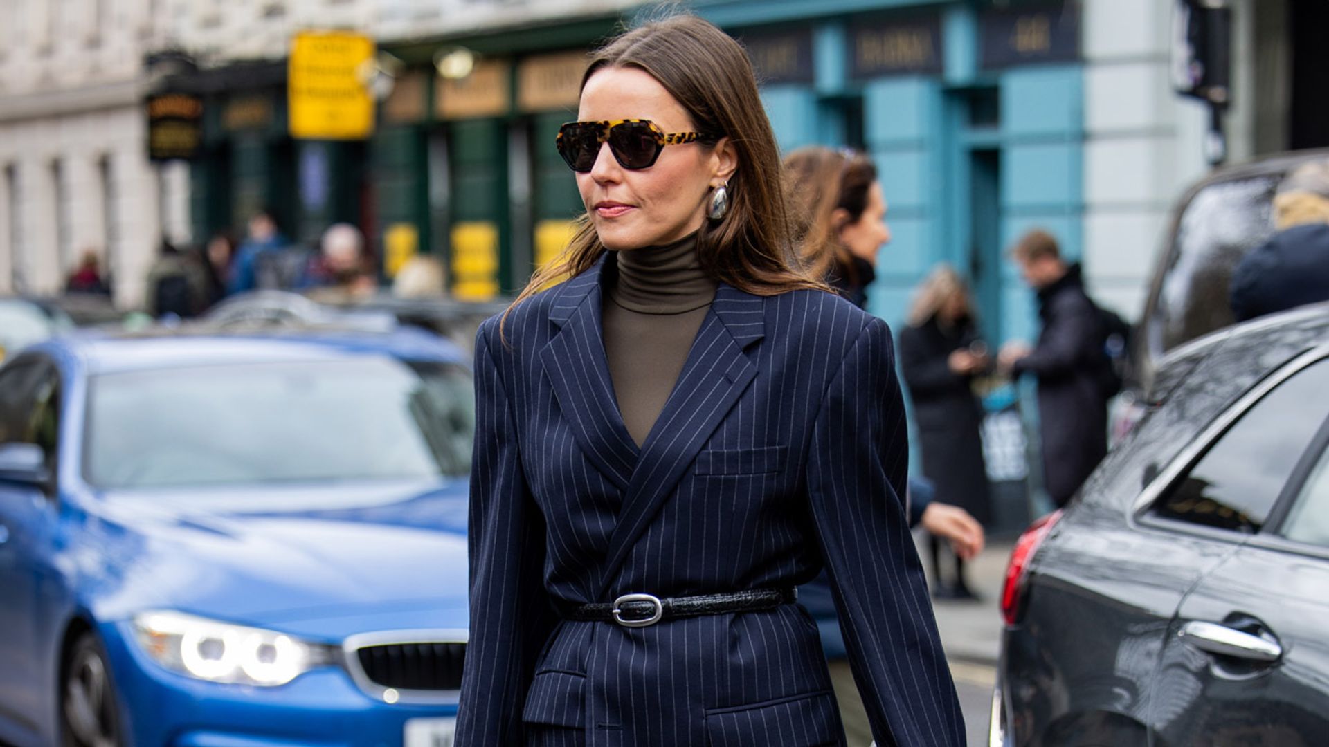 6 trucos de las invitadas a London Fashion Week para renovar los básicos de punto más clásicos