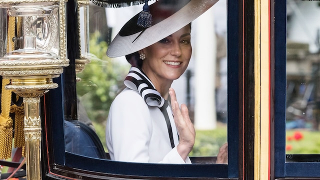Plano medio de Kate Middleton saludando desde su carruaje