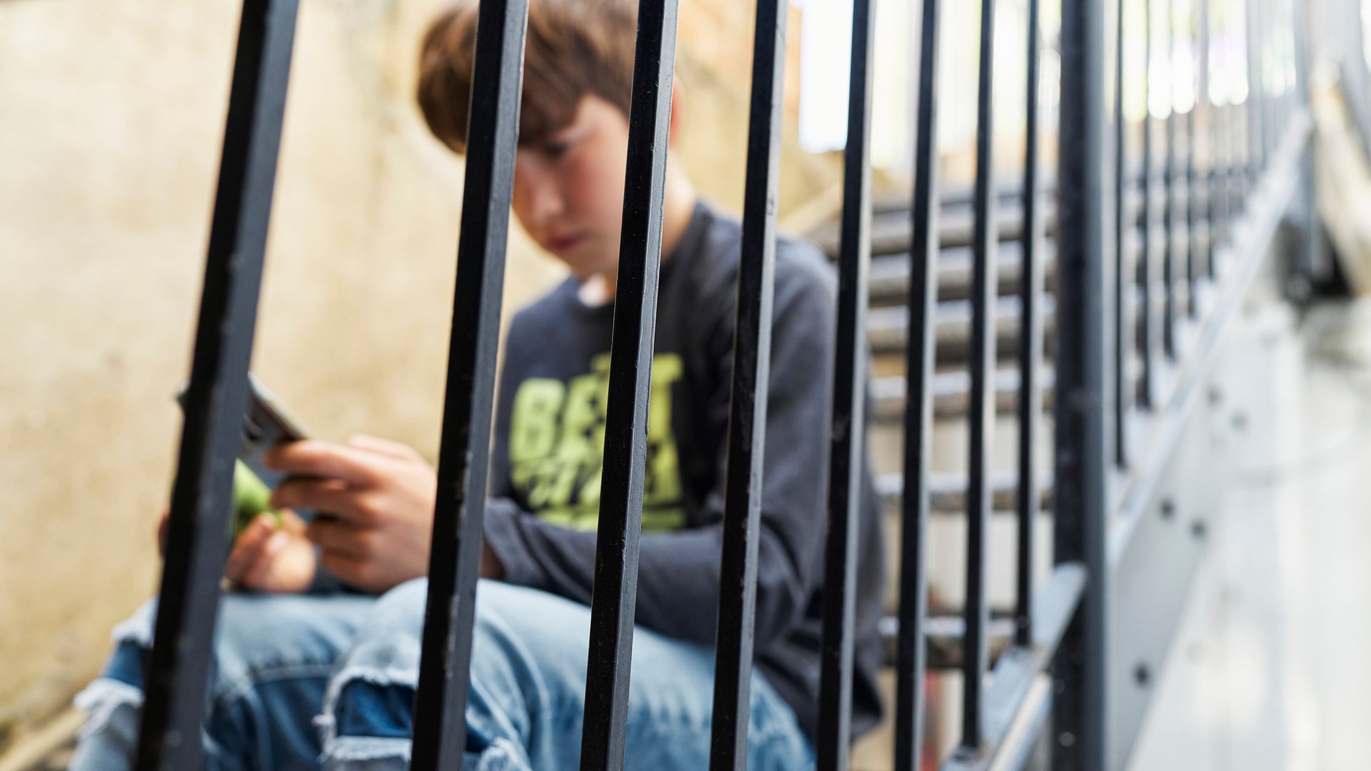 Niño mira el móvil