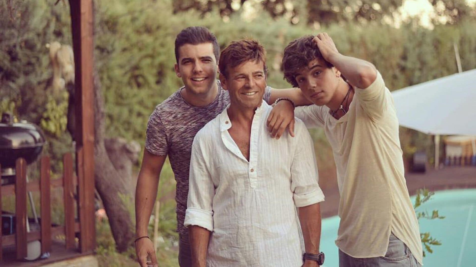 Mario Casas y sus hermanos comparten las fotos favoritas de su padre ¡y levanta pasiones!
