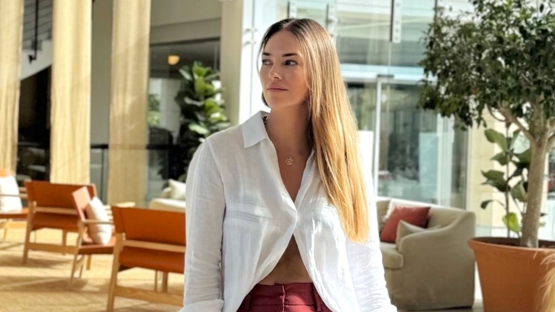 Helen Lindes se atreve con las bermudas y las combina con la blusa blanca de lino más versátil, fresca y cómoda del verano.