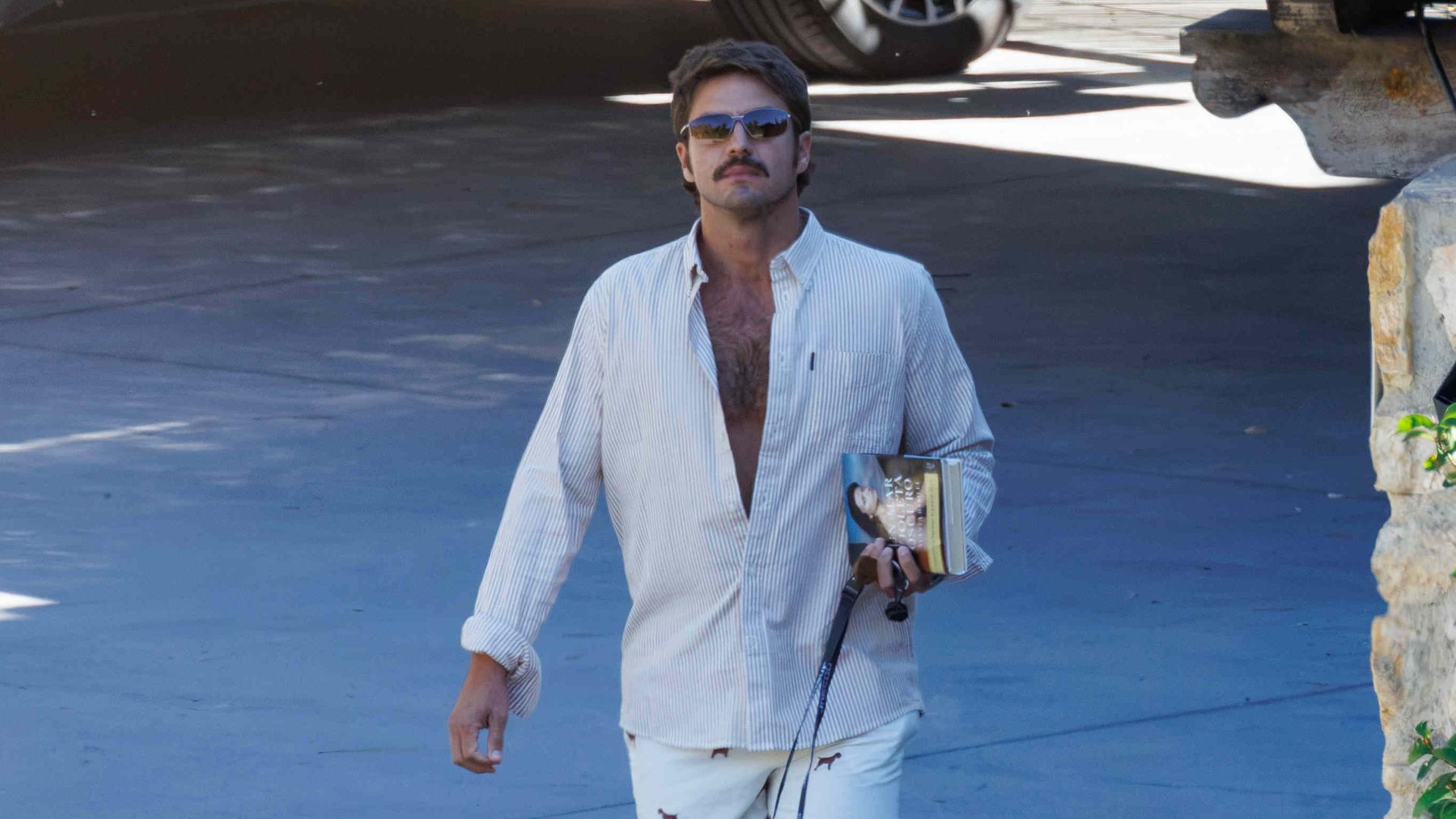 El actor con el libro 'Un mar violeta oscuro', de Ayanta Barilli en su mano