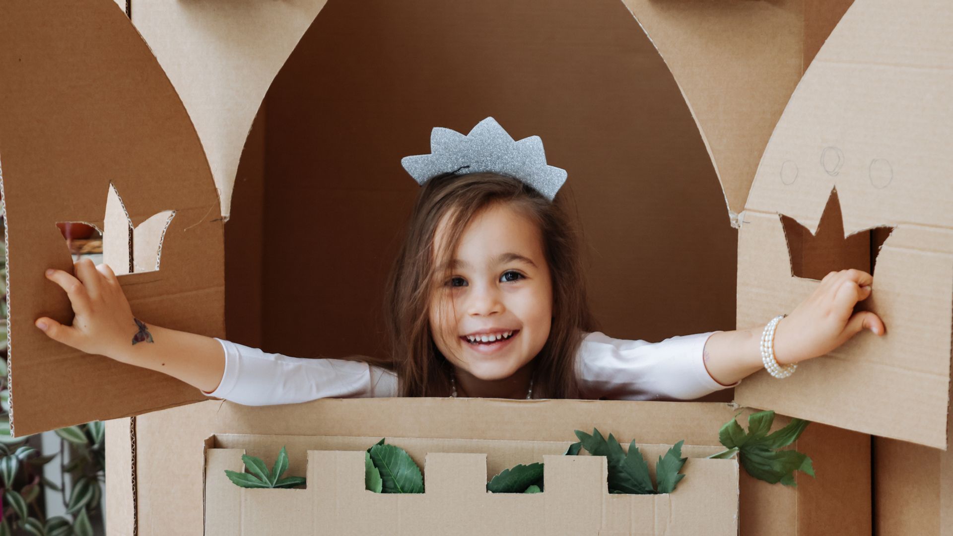 Niña disfrazada de princesa