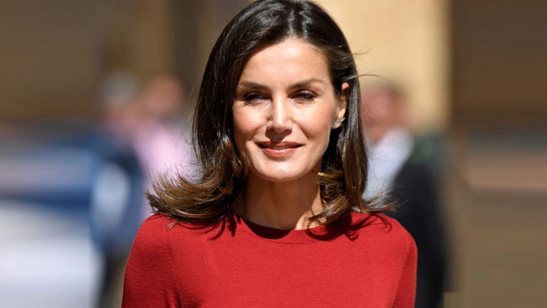 ¡No hay 2 sin 3! Doña Letizia recupera su look de rebajas con efecto 'fit'