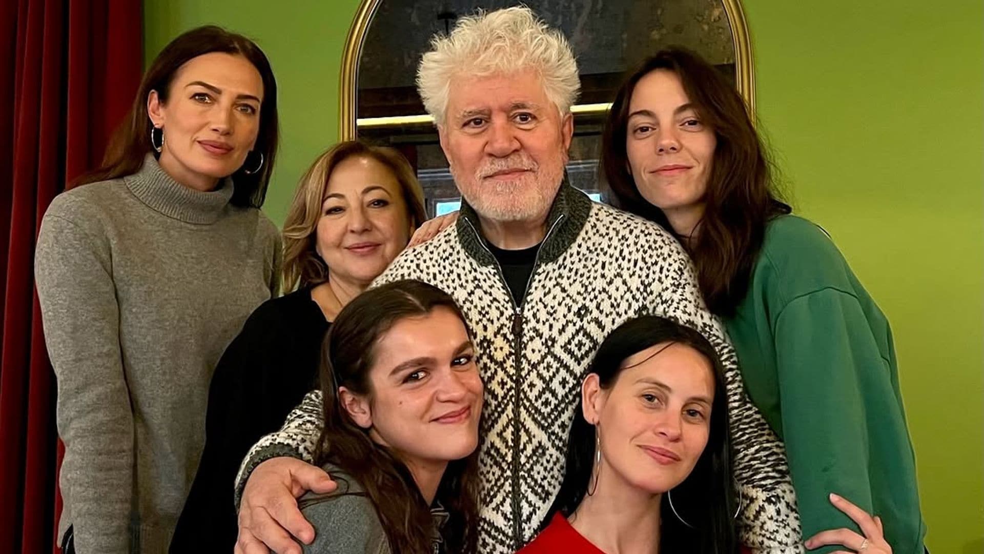 Pedro Almodóvar, con Amaia Romero, Milena Smit, Carmen Machi, Victoria Luengo y Nieves Álvarez
