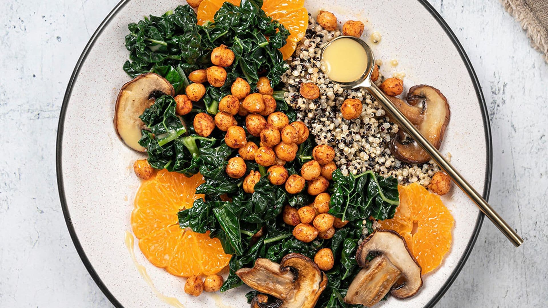 Ensalada vegana de garbanzos, kale y quinoa con champiñones y naranja
