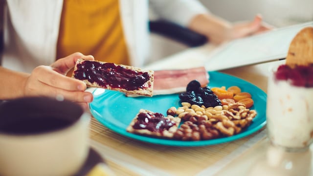 mujer tomando un desayuno saludable