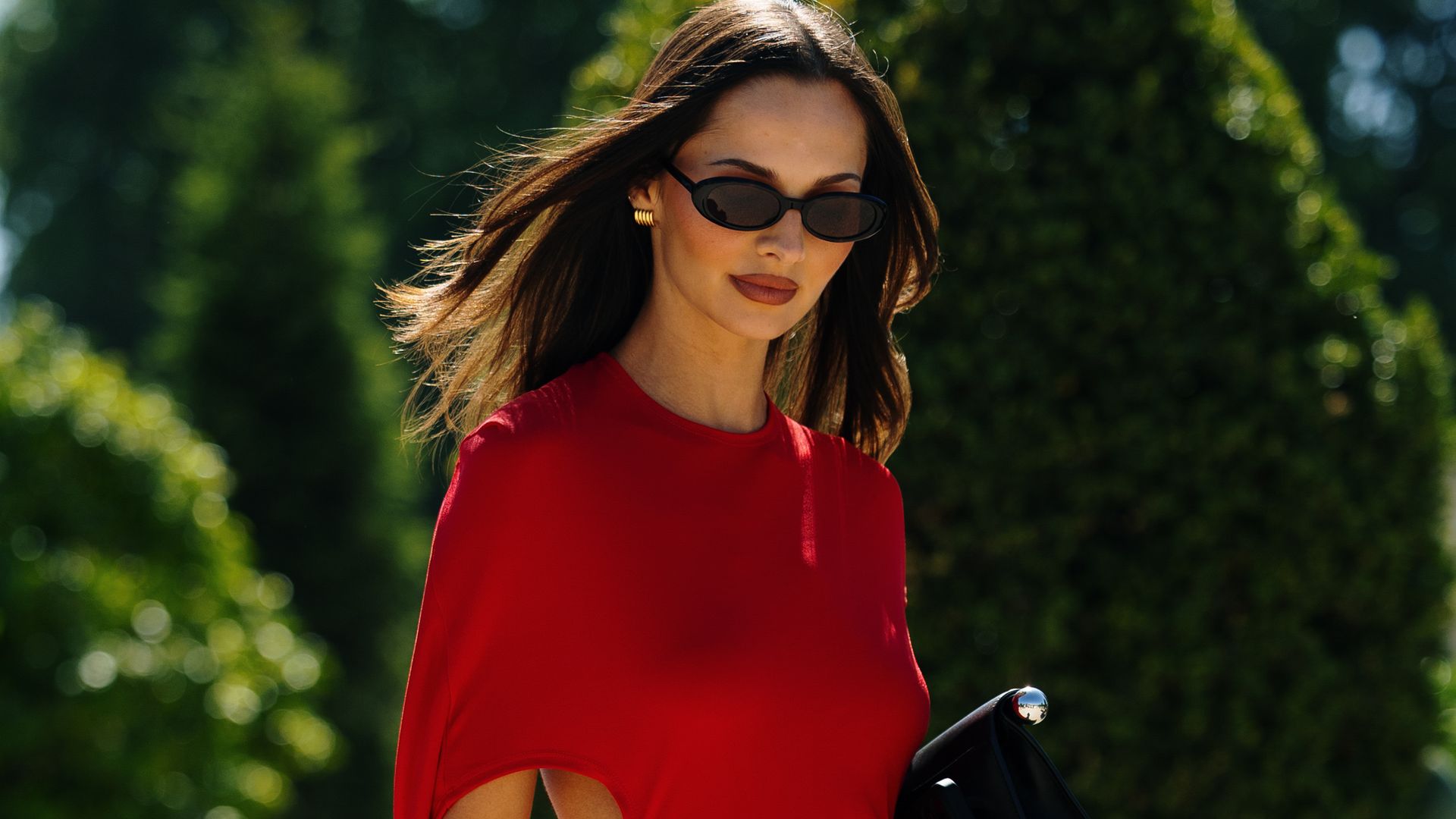 Acaba de llegar a Zara el vestido largo y rojo que queda bien tanto con zapato plano como con cuñas