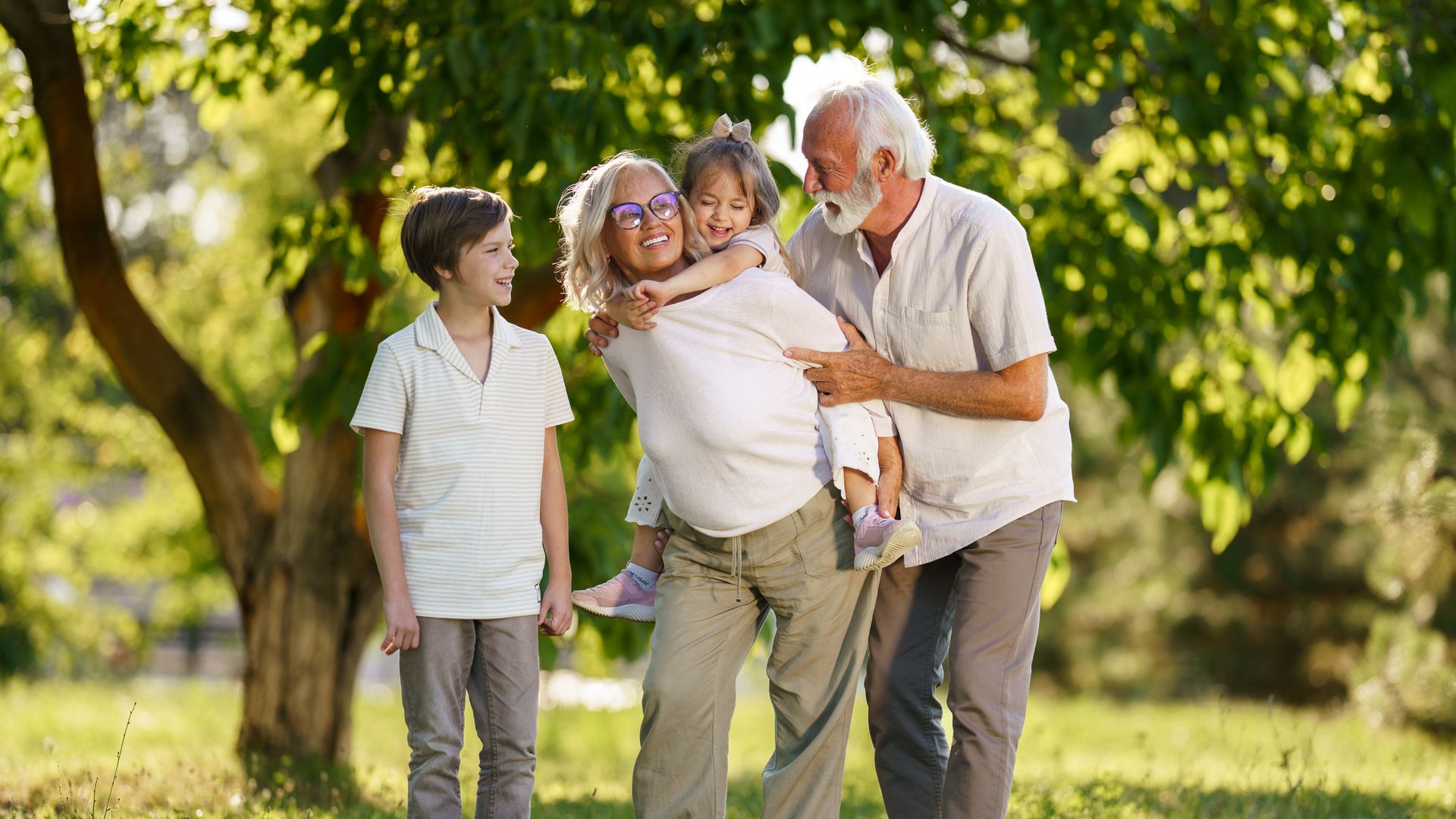 abuelos con sus nietos felices en el parque