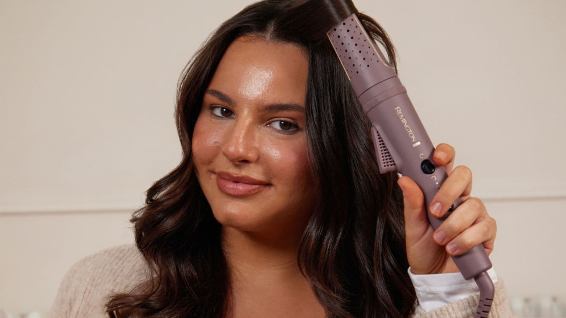 Mujer morena peinándose con rizador de pelo Airvive de Remington