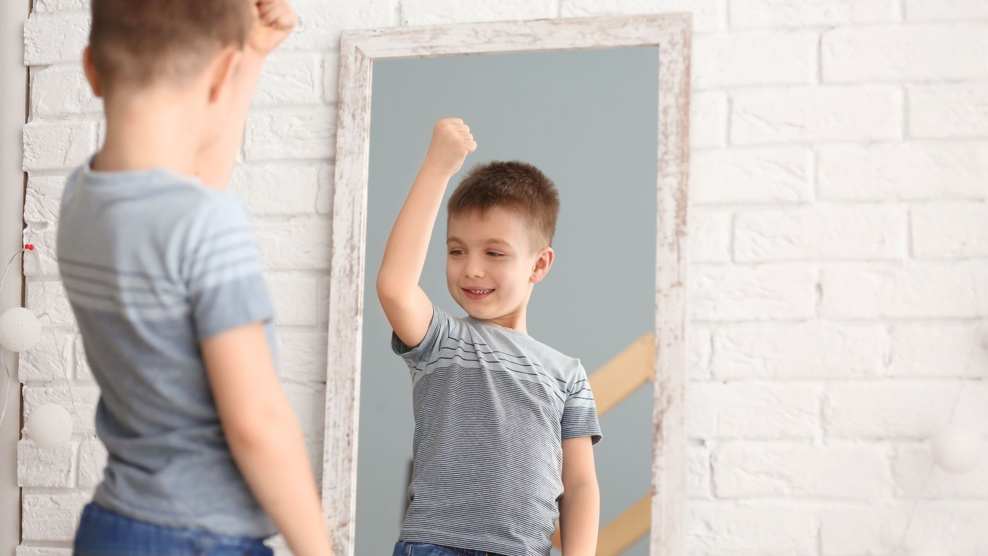 Niño ante el espejo
