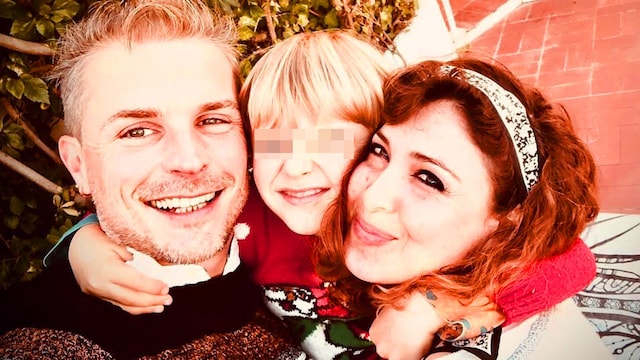Daniel Costa y Oskar Salcedo con su hijo León