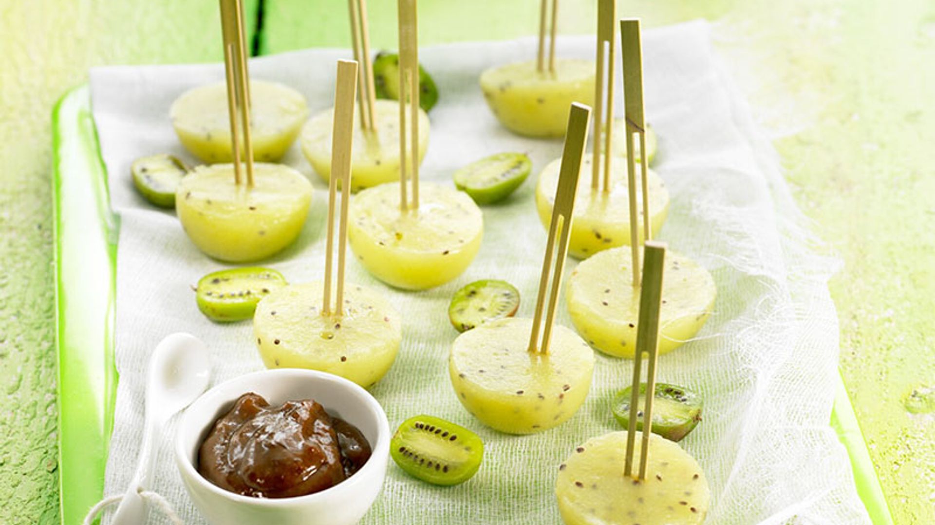 Brochetas de kiwi con 'chutney' de cerezas y piña