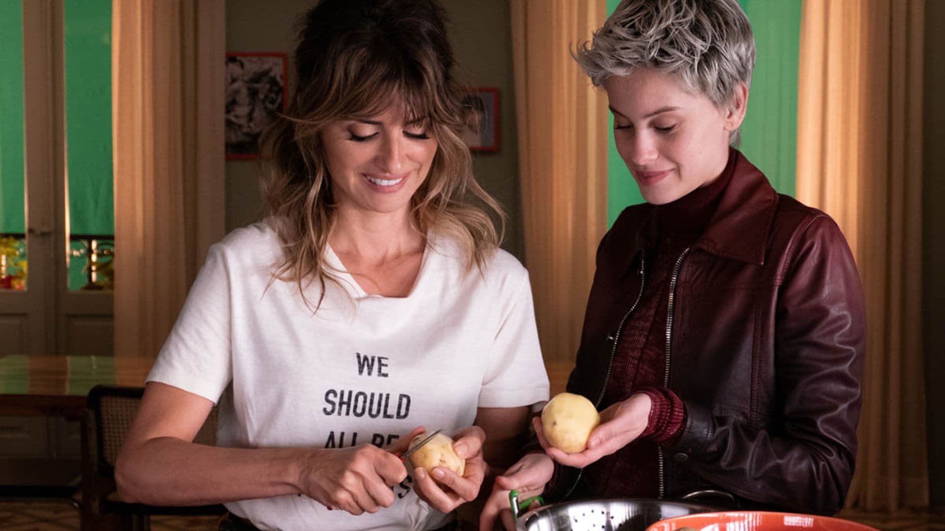 De la pasarela al cine: la camiseta más icónica de Dior se cuela en el armario de Penélope Cruz en 'Madres Paralelas'