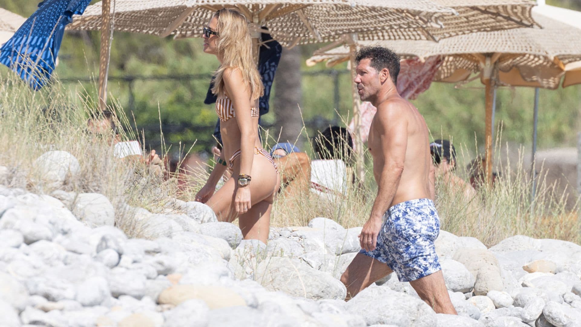 Simeone y Carla Pereyra, una pareja 'top' en las playas de Ibiza