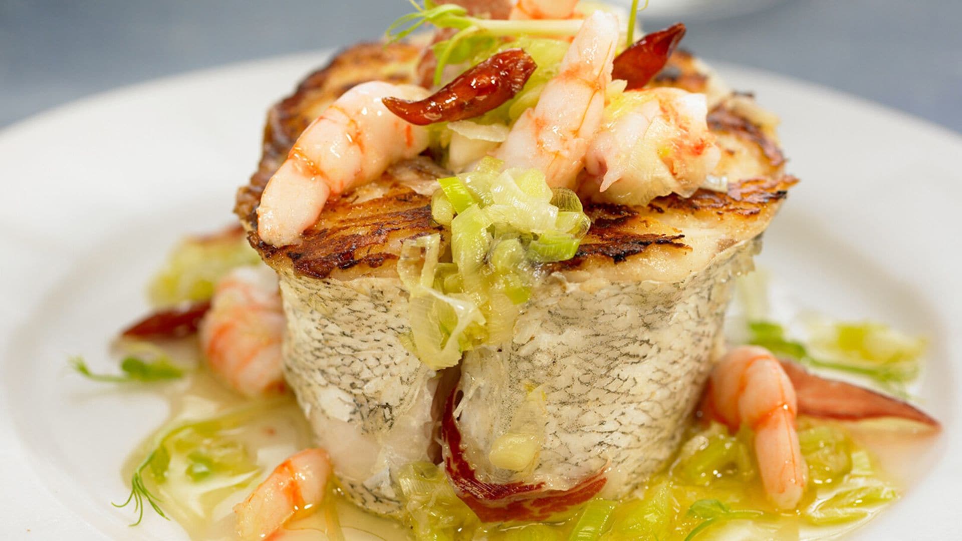 Tronco de merluza con gambas y puerros
