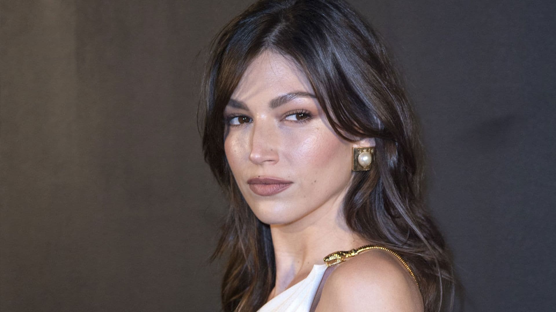 Este es el vestido más atrevido (y bonito) con el que hemos visto hasta ahora a Úrsula Corberó