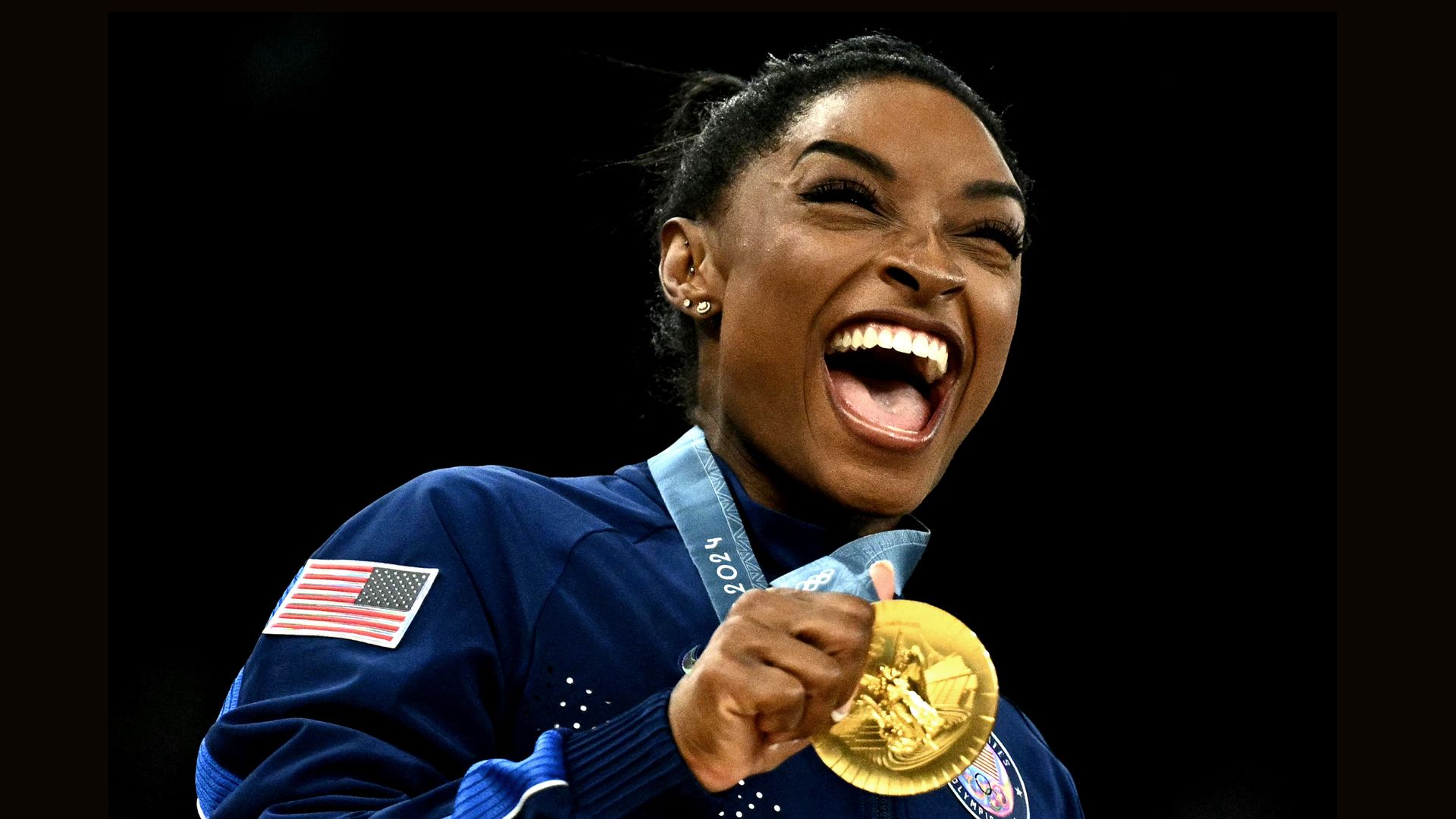 Simone Biles, arropada por su marido y sus padres en los JJ.OO. de París tras lograr su último oro