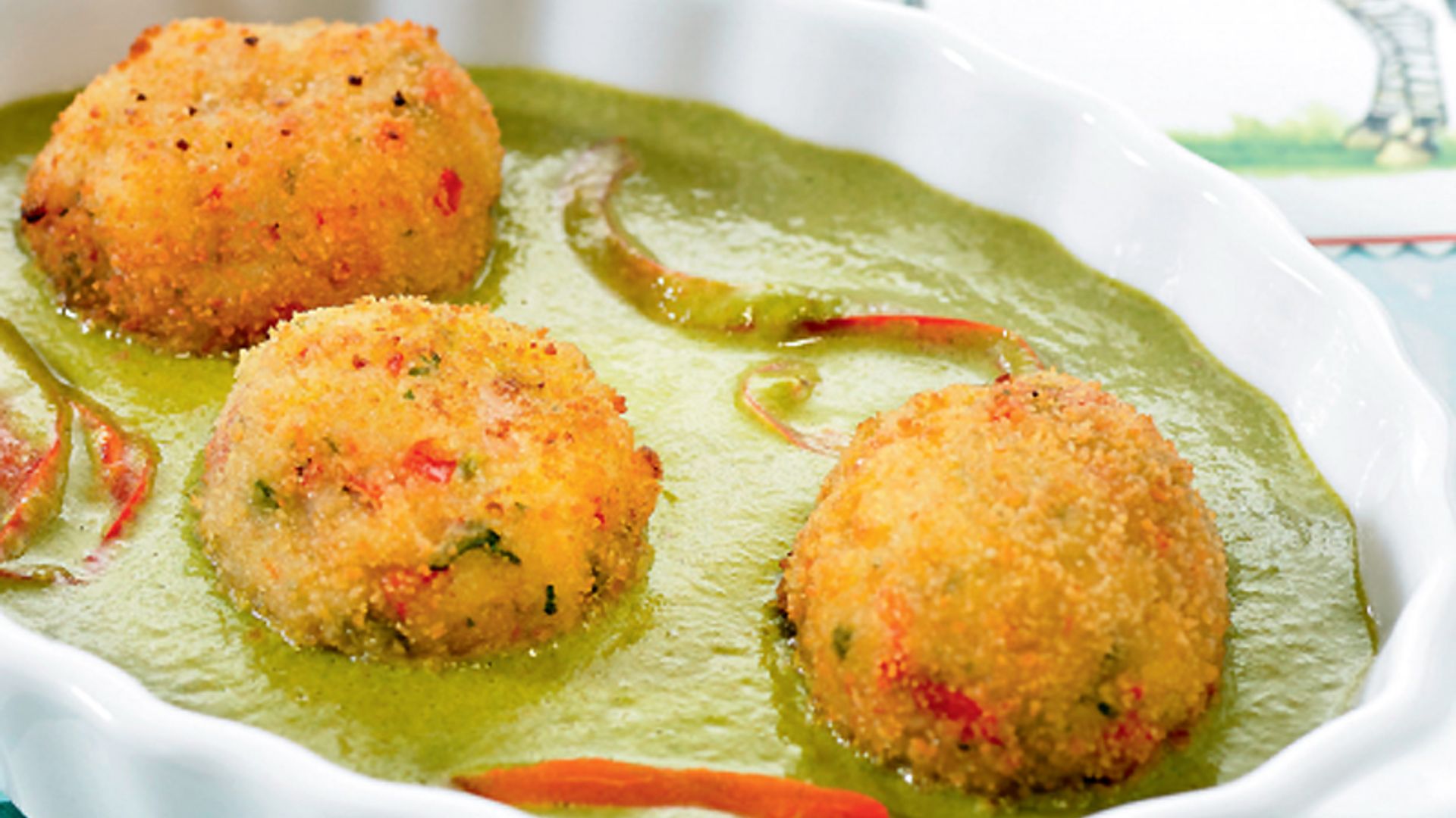 Croquetas de bacalao con salsa de pimientos verdes