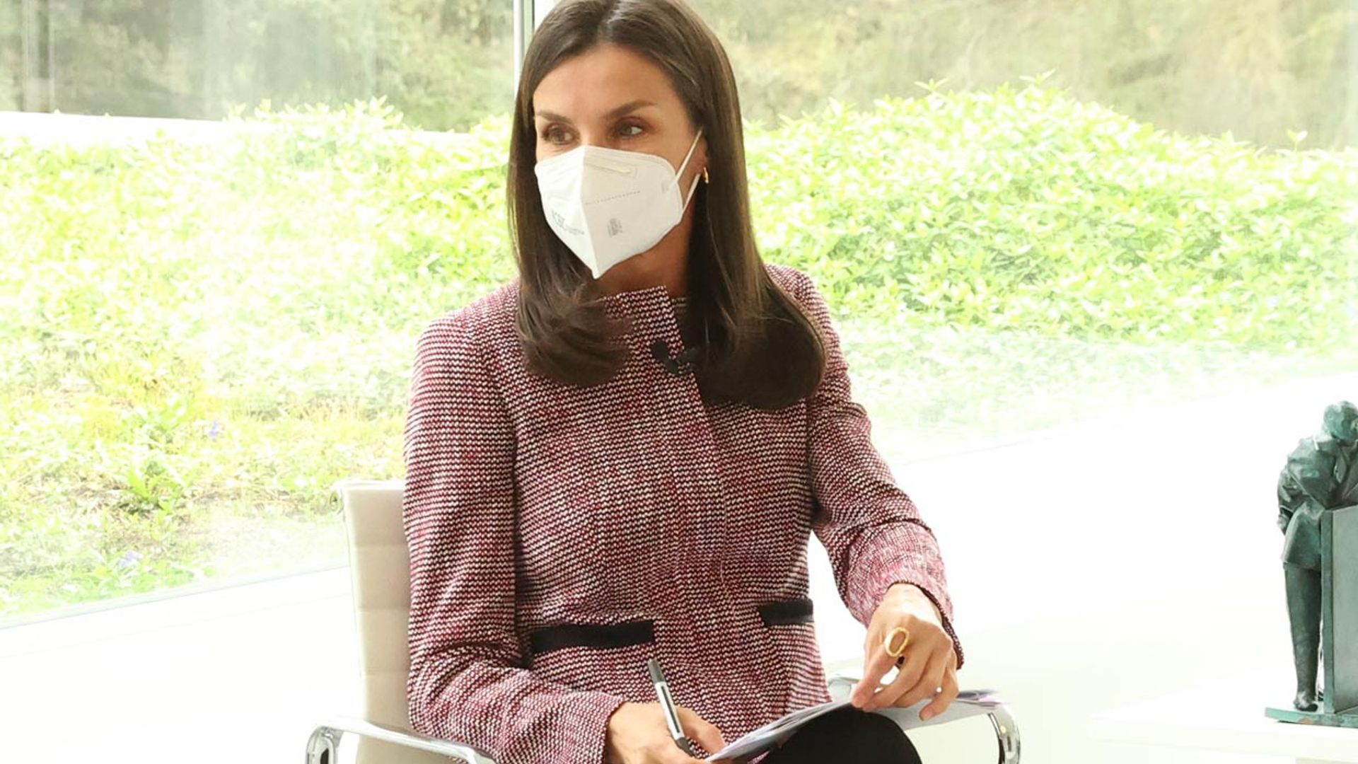 La Reina recupera el truco de las 'royals' para innovar con traje de chaqueta