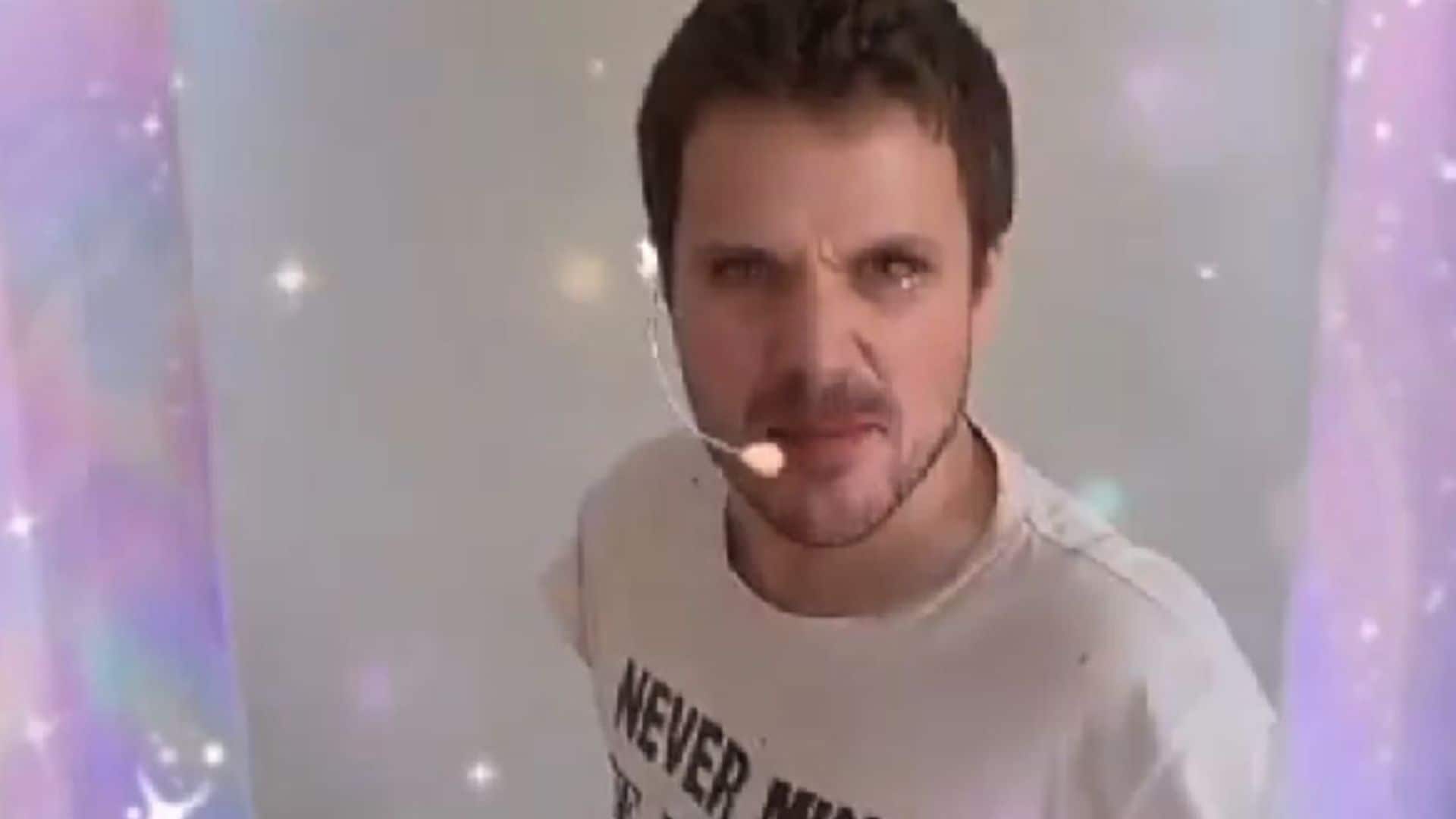 Dani Martín se desmelena en casa con una divertida performance a lo Britney Spears