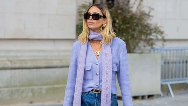 Candela Pelizza con vaqueros, chaqueta malva y bufanda rosa en la Paris Fashion Week