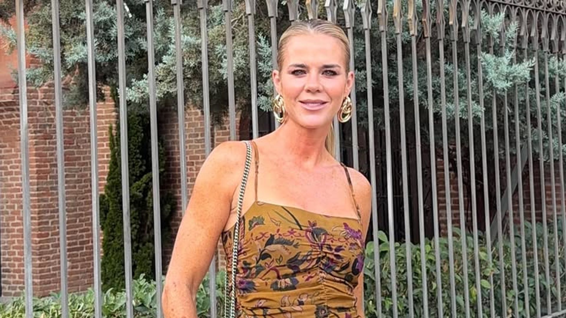 Amelia Bono con vestido de invitada en una boda de otoño en Madrid, 2026.