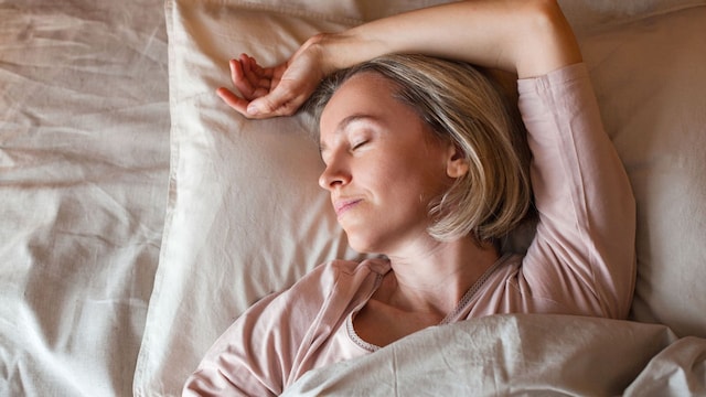 mujer dormir cama