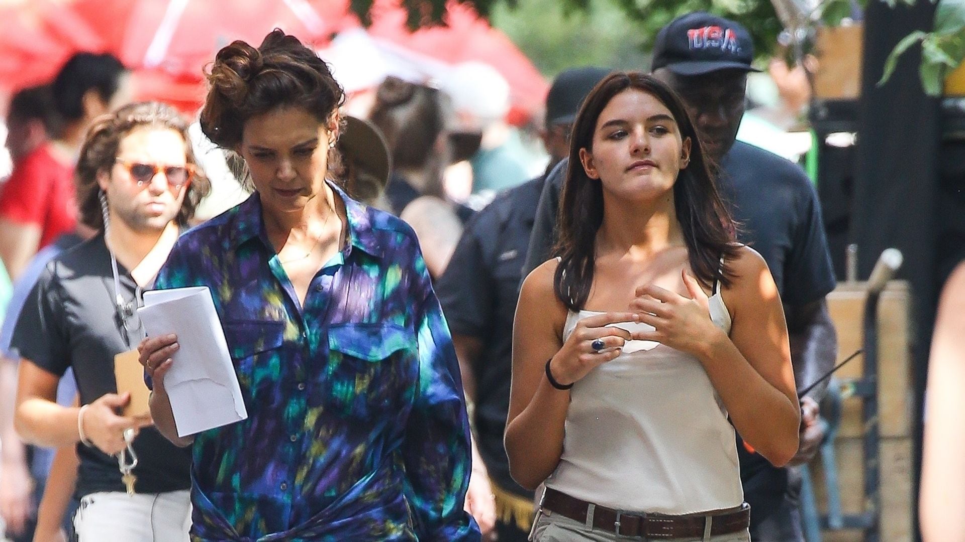 Suri Cruise, hija de Tom Cruise: el clon de Katie Holmes y su mayor apoyo en su debut como directora