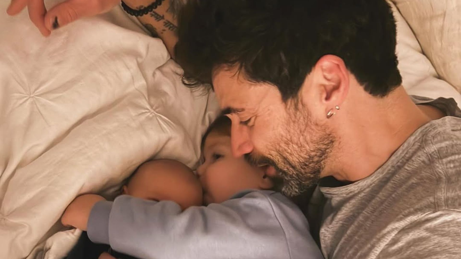 Matías Nova comparte tiernas fotos con sus hijos a su regreso a España ...
