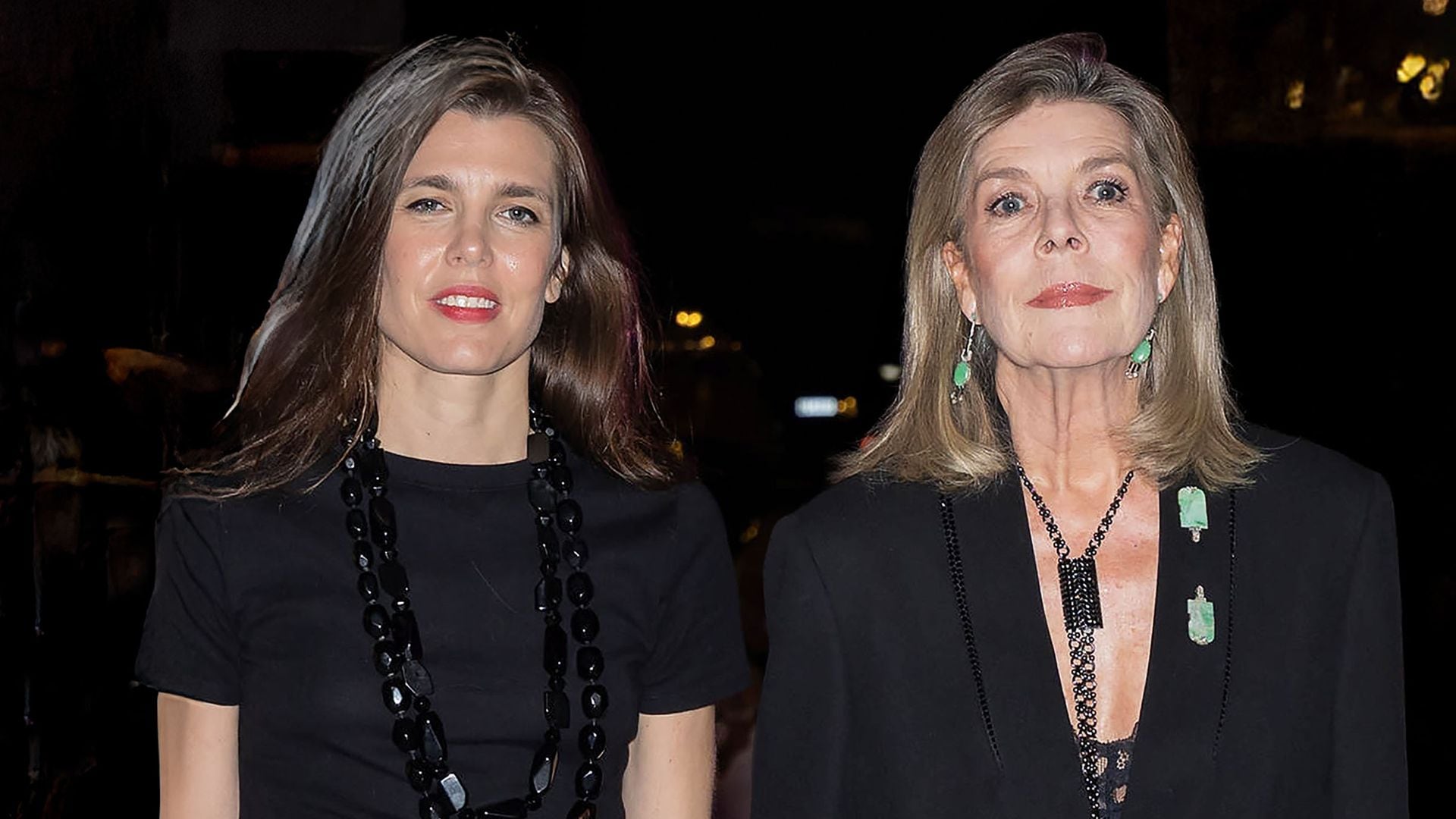 Sintonía de estilo y mucho cariño, en la Ópera de Montecarlo. La princesa, de 68 años, y Carlota, de 39, vistieron a juego en negro. Carolina llevó un traje sastre con un collar largo (al igual que su hija) y pendientes y dos broches en piedra verde jade. Y Carlota, falda larga plisada y camiseta