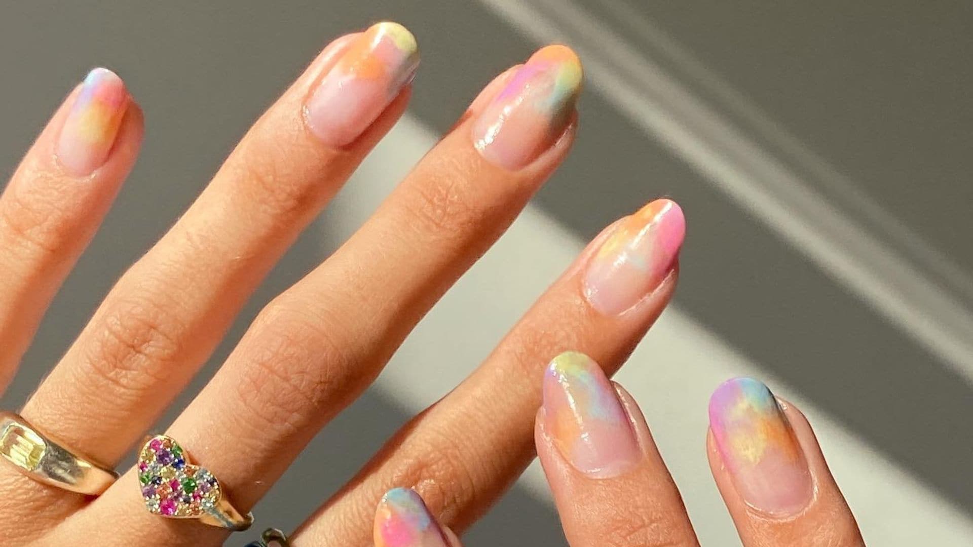Uñas "sherbet": manicuras a todo color que conquistan hasta a las más minimalistas