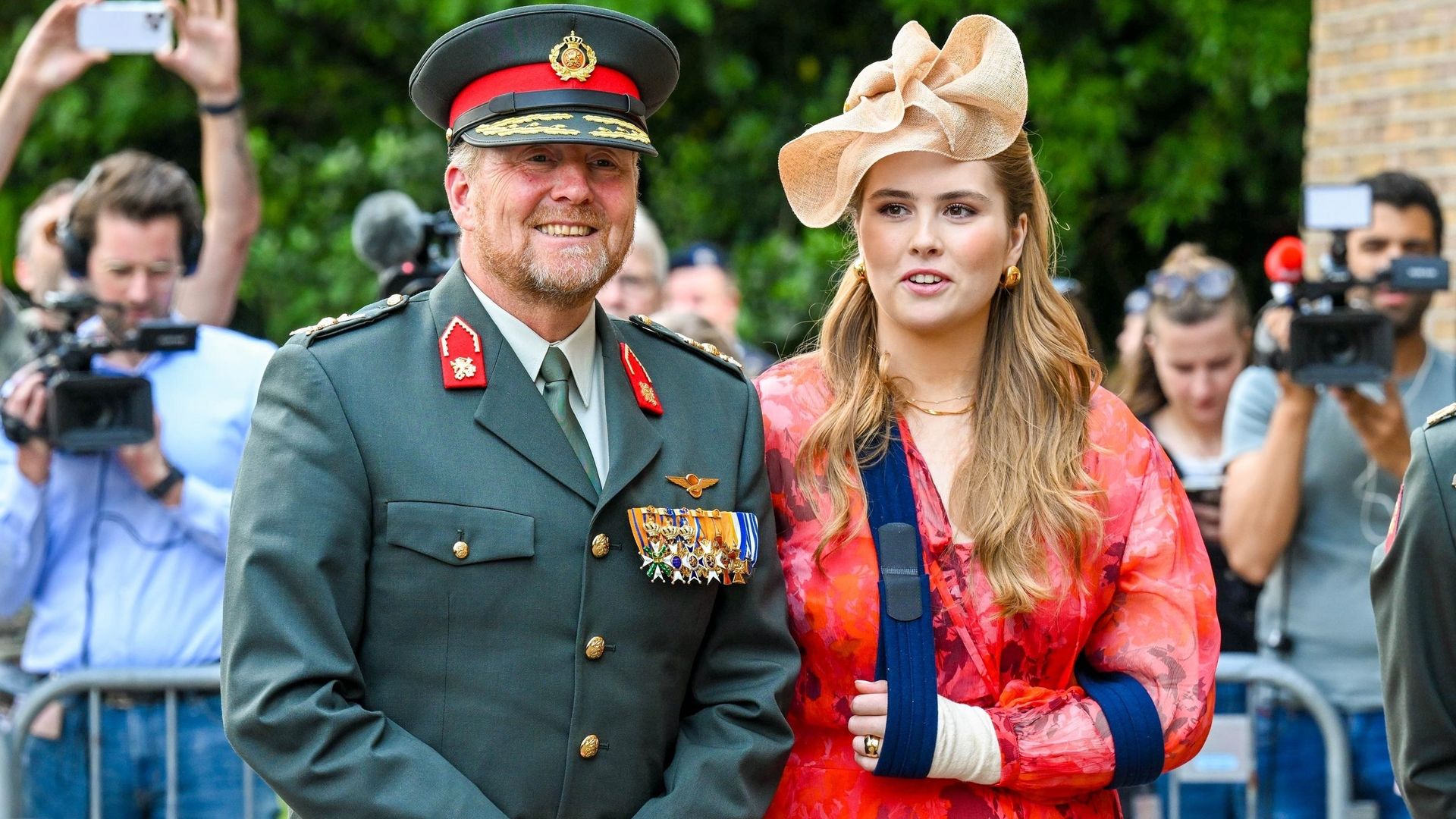 La primera imagen de Amalia de Holanda, con el brazo en cabestrillo, tras su accidente a caballo